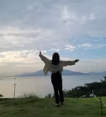 오래입으니까 보풀생기는거 빼고 핏넘예쁘고 날씬해보여서좋아요 겨울엔 좀 추울수잇어