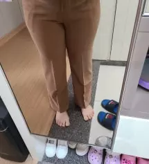 색이 진베이지에 약간의 핑크가 섞인 느낌이에요~처음 받았을때 이게 브릭핑크라고?  저