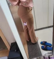 색이 진베이지에 약간의 핑크가 섞인 느낌이에요~처음 받았을때 이게 브릭핑크라고?  저