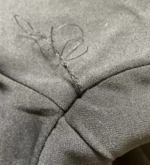 저렴한 가격을 위해서라고는하지만 제품 검수가 정말 안되어 오네요. 조그만 실밥정도가