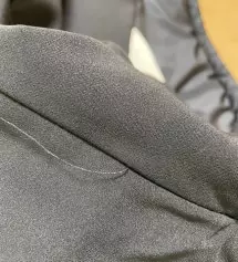 저렴한 가격을 위해서라고는하지만 제품 검수가 정말 안되어 오네요. 조그만 실밥정도가