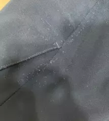 두번밖에 안입었는데 보풀이 이렇게 일어났어요ㅠㅠ 테이프로 열심히 뗀게 이정도예요 