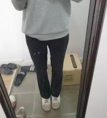 골반이 좀 있는 편이라 s 고민했는데 s로 사길 잘한것같아요!! 사이즈도 딱 맞고 착용감