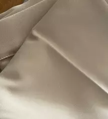 블랙 구매하고 마음에 들어서 베이지도 구매했어요 사이즈도 넉넉하게 잘 맞고, 색도 마