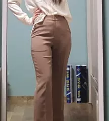 사진은 약간 핑크 베이지 처럼 나와서 그런 색상을 생각했는데, 조명에 따라 다르게 보