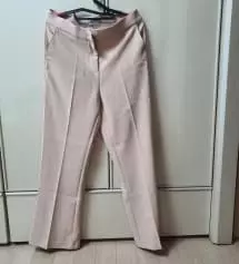 바지가 편하고 입으면 몸에 착 붙고 디자인도 예뻐서 입으면 예뻐 보입니다
