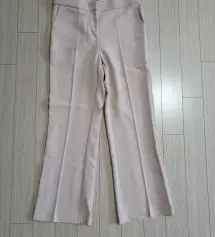 바지가 편하고 입으면 몸에 착 붙고 디자인도 예뻐서 입으면 예뻐 보입니다
