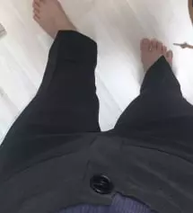 밑위가 생각보다 엄청 길고 Y존 옆에 선이 선명하게 보입니다. 엉덩이나 허벅지는 사이