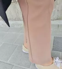 핑크에 가까운 베이지 같아요 색감 찰랑거림 다 좋구요 두께도 알맞아요 키157인데 155