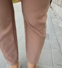 핑크에 가까운 베이지 같아요 색감 찰랑거림 다 좋구요 두께도 알맞아요 키157인데 155