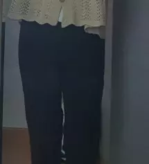 검정색 바지가 너무 많아서 안샀었는데 워낙 인기제품이라 구매했어요.한여름은 두껍고