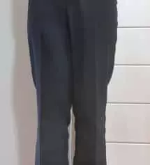 색은 딱 검은색이고 예쁜 세미와이드컷이에요.길이는 키에 맞춰 사면 굽 있는 신발 신고