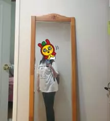 사이즈는 저에게 딱맞고 키161에 길이도 적당합니다. 밑에 끌리는 긴 길이를 좋아하지않