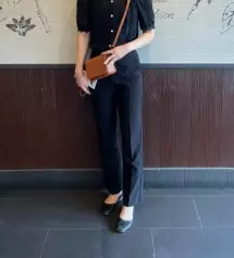 옷은 편하고 예뻐요~~근데 넘 딱맞아서 한치수 큰거입어야했나 생각햇는데 몇번입으니 