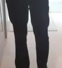 발등 살짝 덮는 기장이고 스판끼 있어서 편합니다
