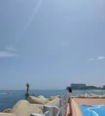 한여름에 입기에는 살짝 더워요!그래도 스판이 좋아서 엄청 편하고 구김도 잘 안가서 더