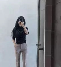 너무 딱 핏되고 스판느낌이 엉덩이를 쫙 감싸 올림
