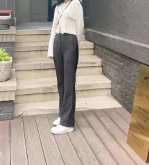 검정색 말고도 남색도 소장하고 있습니다...허리 수선 없이 밑단 수선 없이 키에 꼭~~~