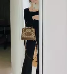 소재가 두껍거나 빳빳하기 보다는 약간 얇고 살랑거리는 소재인것 같아요. 사이즈가 다