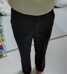 바지는 좀 얇아서 봄 가을에 입어야 할거같아요! 근데 허리부분 쫀쫀해서 너무 맘에 드