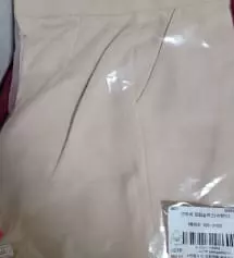 모델분이 입은 색깔과 같아서 너무 좋아요! 베이지색 슬랙스를 살까? 말까? 엄청 고민 