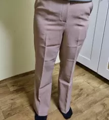 색상은 핑크베이지 느낌이 들었어용 모찌슬랙스는 너무 자주 입었고 맨날 검정색만 재구