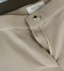 전에 검정 구매했다가 거의 교복템으로 매일 입어서 다른색도 한번 사봤어요! 출근룩으