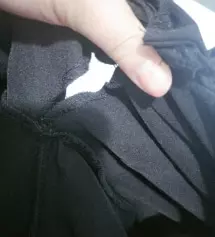 일단 허리밴딩 두꺼워서 앉았을때 접히지않고 뱃살잡아주는거 좋았고, 바지원단도 신축