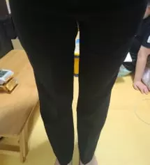 길이가 수선 할 필요없이 딱 적당해요! 두께도 너무 두껍지도 얇지도 않아서 한겨울이나