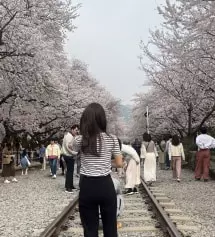 사이즈 고민 많이 하다가 xs로 구입했는데 좋아요. 딱 맞게 입으려면 한 사이즈 다운해