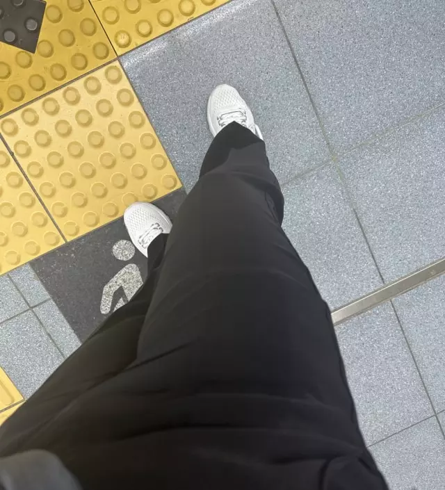 옷 원단이 예전이랑 좀 다른것 같네요 그래도 편하게 입늠 출근룩이랍니다 세탁해도 물