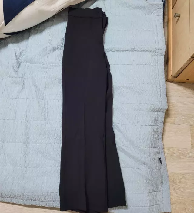 전에 샀던게 오래돼서 다시 구매했는데 재질이 예전꺼랑 바뀐것 같아요. 좀더 뻣뻣한? 