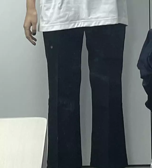 생각보다 딱 맞고 조금 짧은 듯한 느낌이 있어요 . 한여름에 입기엔 살짝 두께감이 있는