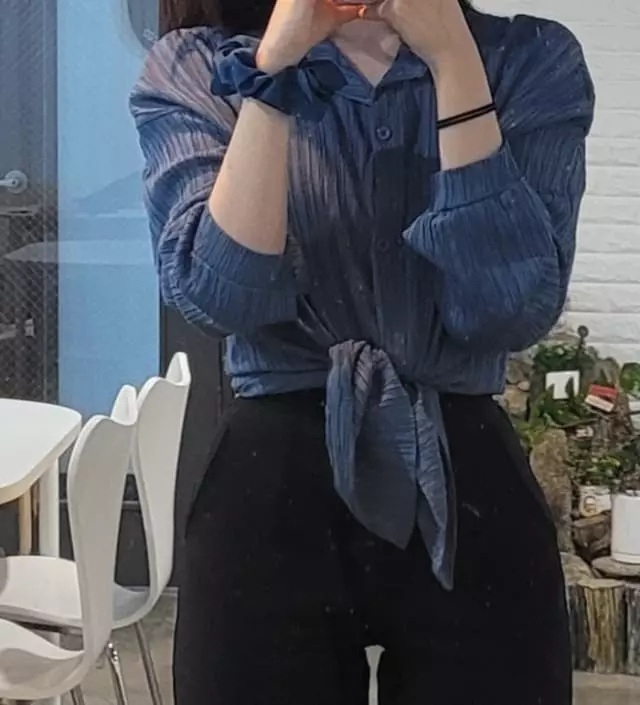 너무 이뻐요.. 허리얇고 골반 넓어보이고요 일단 재질이 말랑해서 잘늘어나기때문에 M이