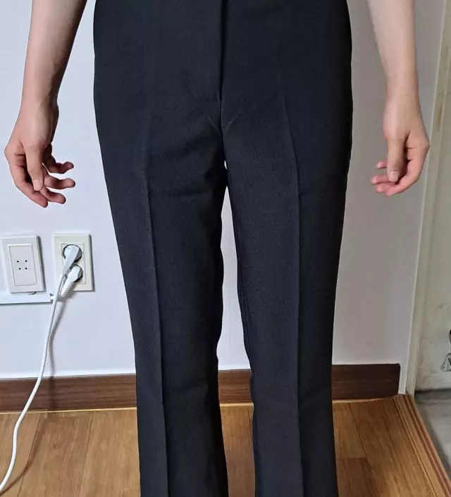 배송도 정말 빠르고 옷도 구김 없이 왔어요! 생각보다 바지가 너무 좋아요. 핏도 예쁘고