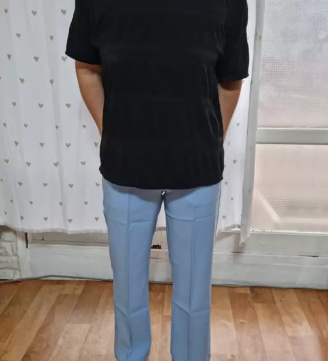 네이비가 품절되서 스카이블루로 구매했는데 맘에 들어요 기장 안줄여도되서 너무 좋고