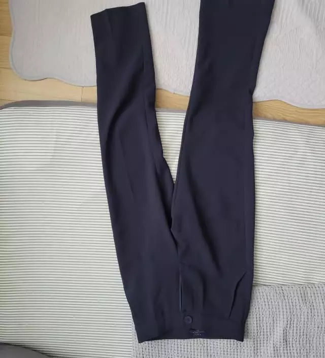 허리는 딱 맞는데 허벅지랑 엉덩이부분이 좀 커서 어벙벙해요
