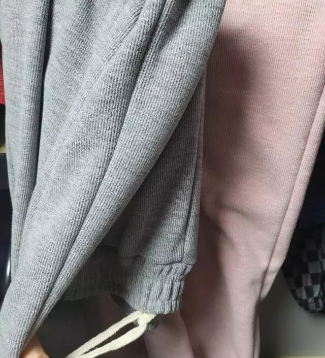 막입기 너무 편해요 통도 넓어서 앉았다일어나기 편하고 안에기모도 따뜻하구요~
