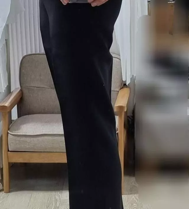 155cm 40kg 길이 복숭아뼈 위치정도 적당합니다. 힙과 밑위길이 앉았다 일어서도 불편함