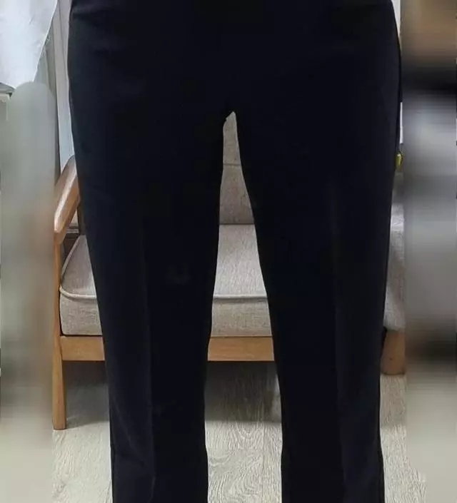 155cm 40kg 길이 복숭아뼈 위치정도 적당합니다. 힙과 밑위길이 앉았다 일어서도 불편함