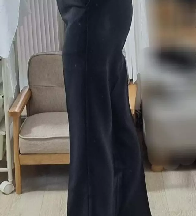 155cm 40kg 길이 복숭아뼈 위치정도 적당합니다. 힙과 밑위길이 앉았다 일어서도 불편함