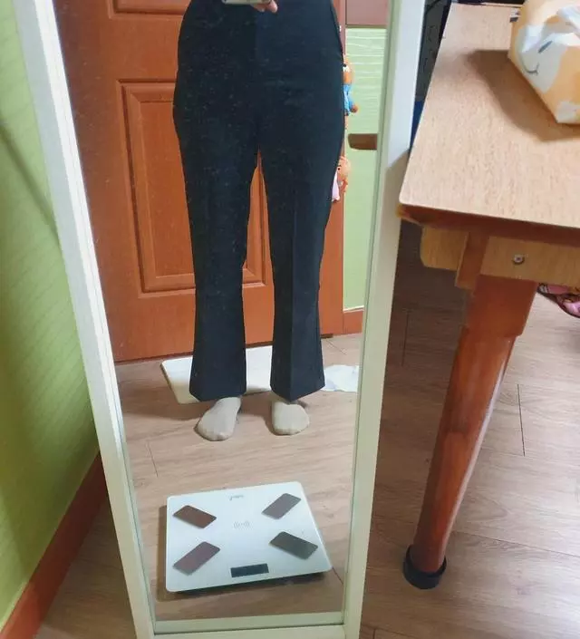 결혼식때 입으려고 샀는데 ㅡ떨어지는 핏이 좋고. 재질도 좋네요.  다만 허리부분 마감