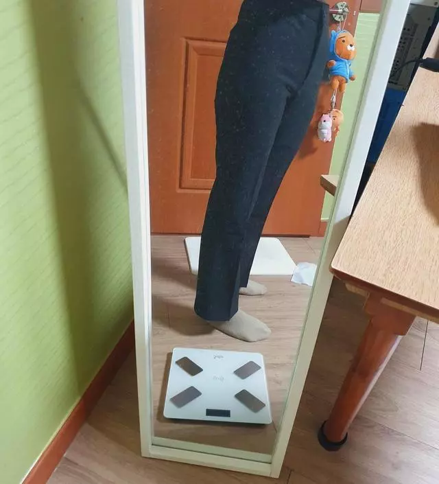 결혼식때 입으려고 샀는데 ㅡ떨어지는 핏이 좋고. 재질도 좋네요.  다만 허리부분 마감