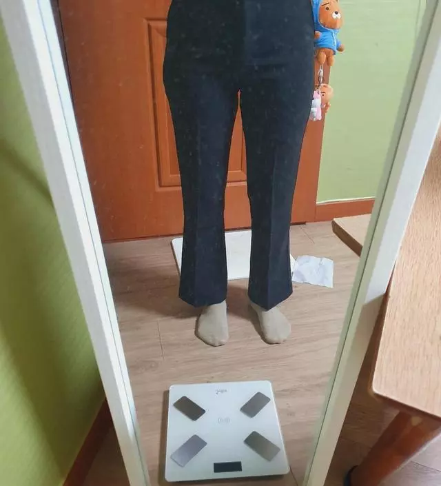 결혼식때 입으려고 샀는데 ㅡ떨어지는 핏이 좋고. 재질도 좋네요.  다만 허리부분 마감