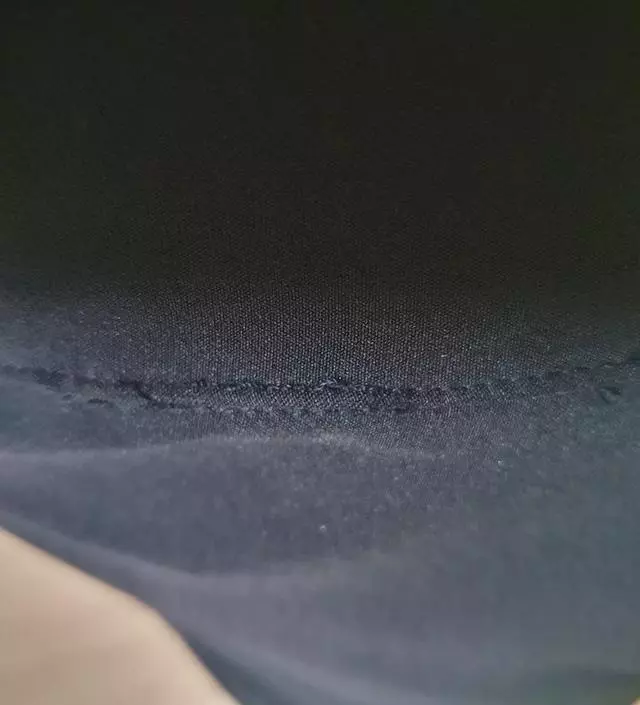 결혼식때 입으려고 샀는데 ㅡ떨어지는 핏이 좋고. 재질도 좋네요.  다만 허리부분 마감