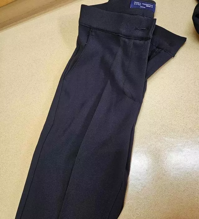 ㅎㅎㅎ 와우 사이즈 딱맞구 핏도 너무 예뻐요 ㅎㅎㅎ 역시 고고싱바지입니다. 무릎늘어