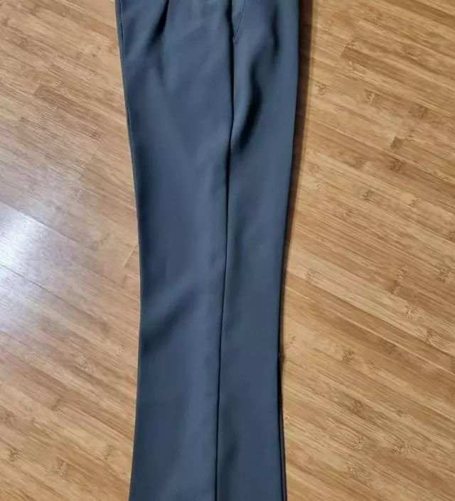 네이비 받자마자 차콜주문.. 인생슬랙스 전일할때압느데.. 움직임이많아. 편해야하는데