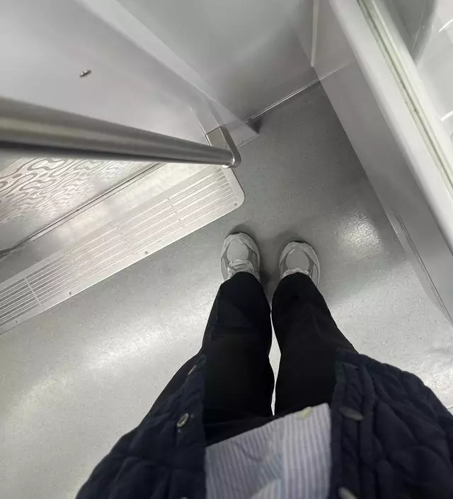 벌써 세번째 구입합니다! 한번사면 2년정도 입는거같아요! 재질이 좋고 추리닝만큼 편합