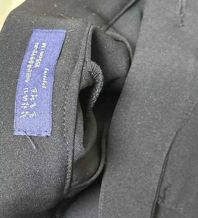 바지가 딴딴한것이 핏이 예쁩니다~
