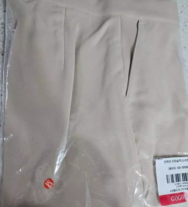 블랙은 같은 사이즈 잘 맞았는데 베이지는 좀 작네요ㅠ
